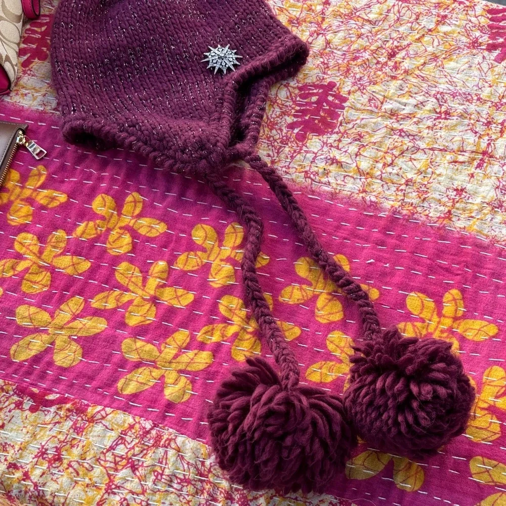 Chloe + Isabel Berry‎ Pom-Pom Beanie with Starburst Removable Pin & Knit Gloves